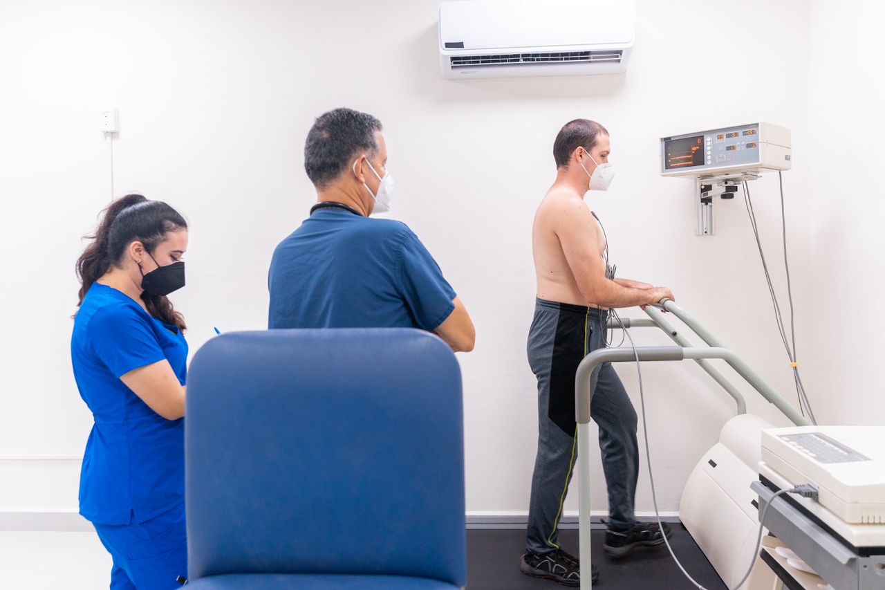 project-01-b Patient undergoing a cardiac stress test in a medical clinic with a healthcare team.
